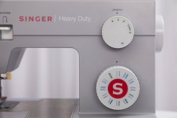 SINGER Heavy Duty 4423 Sewing Machine, 23 Stitches, Automatic Needle Threader, High-Speed, White - Image 5